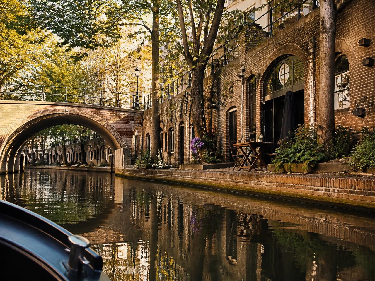 Werfkelders langs de Oudegracht in Utrecht gezien vanaf het water